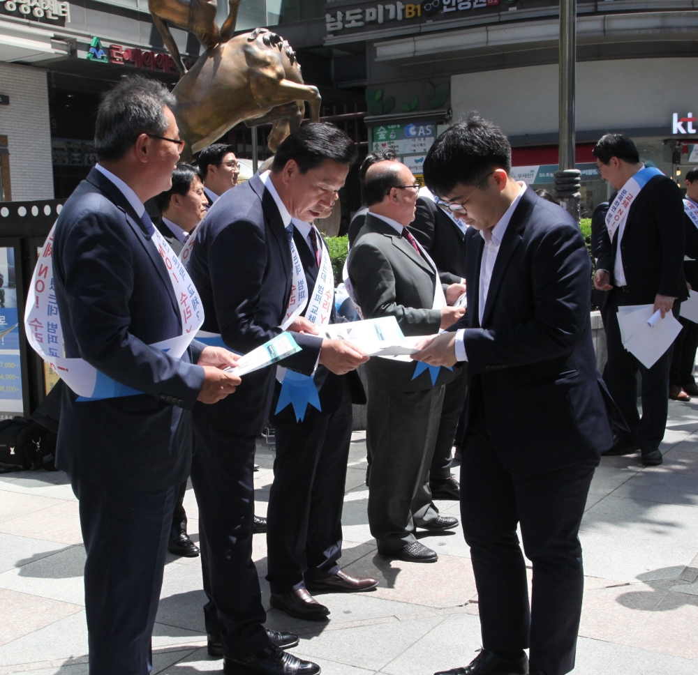△손해보험협회 및 자동차 정비업계 임직원들이 종로 일대에서 '경미한 차량손상 수리문화 정착'을 위한 가두 캠페인을 펼치고 있다. / 사진=손해보험협회