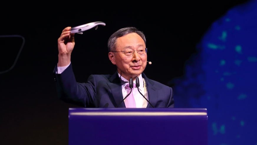 △황창규 KT 회장이 지난 MWC 2019에서 연설하는 모습/사진=KT