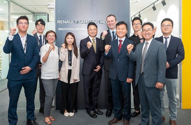 르노삼성 권상순 연구소장(오른쪽 2번째)과 도미닉 시뇨라 사장(왼쪽 6번째)을 비롯한 르노 오픈 이노베이션 랩 코리아 알파팀. (사진=르노삼성차)