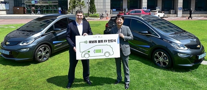 카허 카젬 한국지엠 사장(왼쪽)과 차준택 부평구청장. (사진=한국지엠)