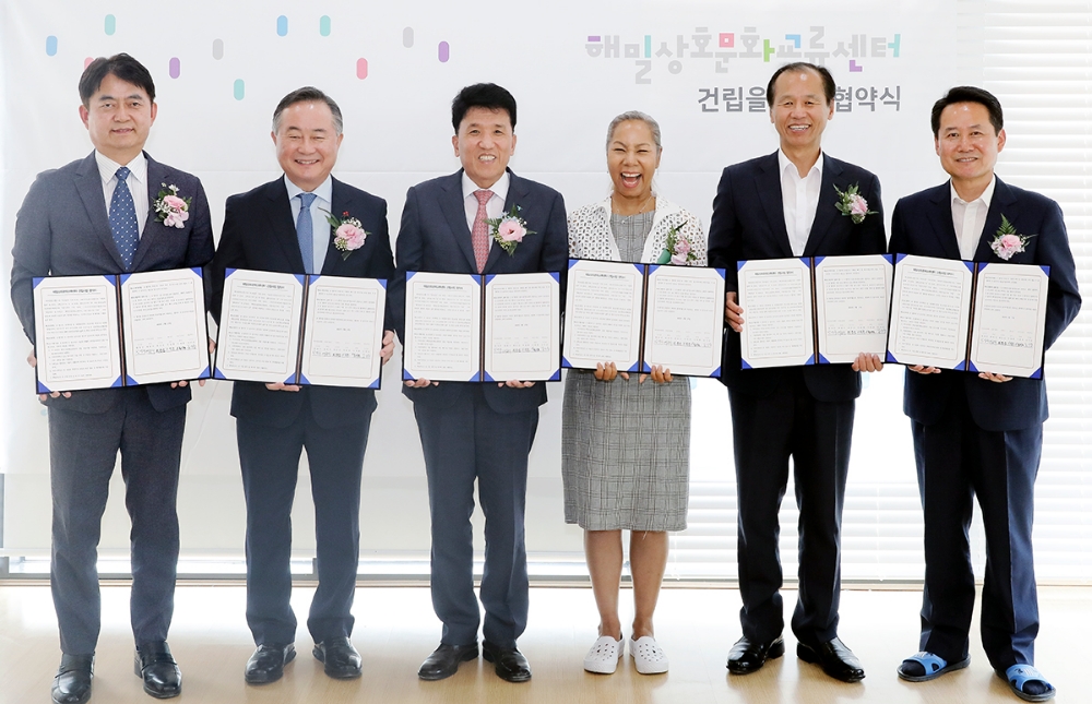 하나금융그룹 하나금융나눔재단과 강원도, 홍천군, 사회복지공동모금회는 17일 오후 강원도 홍천군 소재 다문화 청소년을 위한 대안학교인 '해밀학교' 도서관에서 협약식을 갖고, '해밀 상호문화교류센터' 건립 지원을 위한 공동기금을 마련키로 했다. 사진 왼쪽부터 홍창표 초록우산 어린이재단 부회장, 예종석 사회복지공동모금회 회장, 함영주 하나금융그룹 부회장 겸 하나금융나눔재단 이사장, 김인순 해밀학교 이사장, 최문순 강원도지사, 허필홍 홍천군수가 협약서에 서명 후 기념촬영을 하고 있다. / 사진= 하나금융지주