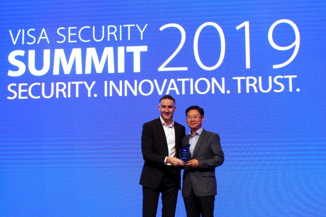지난 20일 중국 상해에서 열린 ‘비자 시큐리티 서밋(VISA Security Summit) 2019’에서 송주영(오른쪽) 신한카드 리스크관리본부 상무가 수상 후 조 커닝햄 비자 아시아-태평양 리스크 총괄 부사장과 기념촬영을 하고 있다. / 사진 = 신한카드