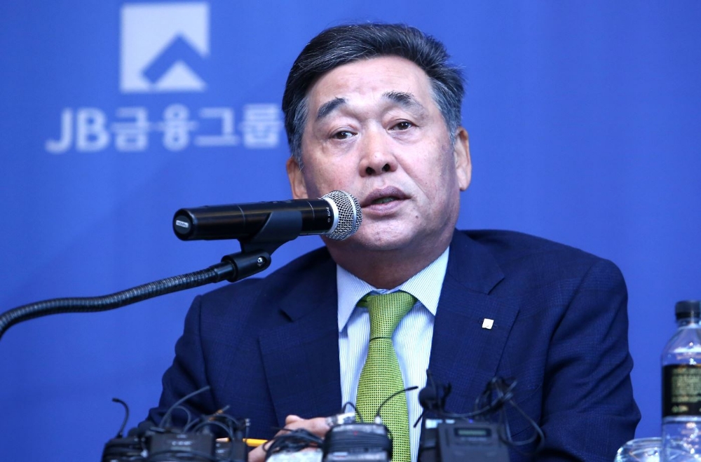 김기홍 JB금융그룹 회장이 9일 콘래드호텔에서 열린 취임 100일 기자간담회에서 발언을 하고 있다./사진=JB금융그룹