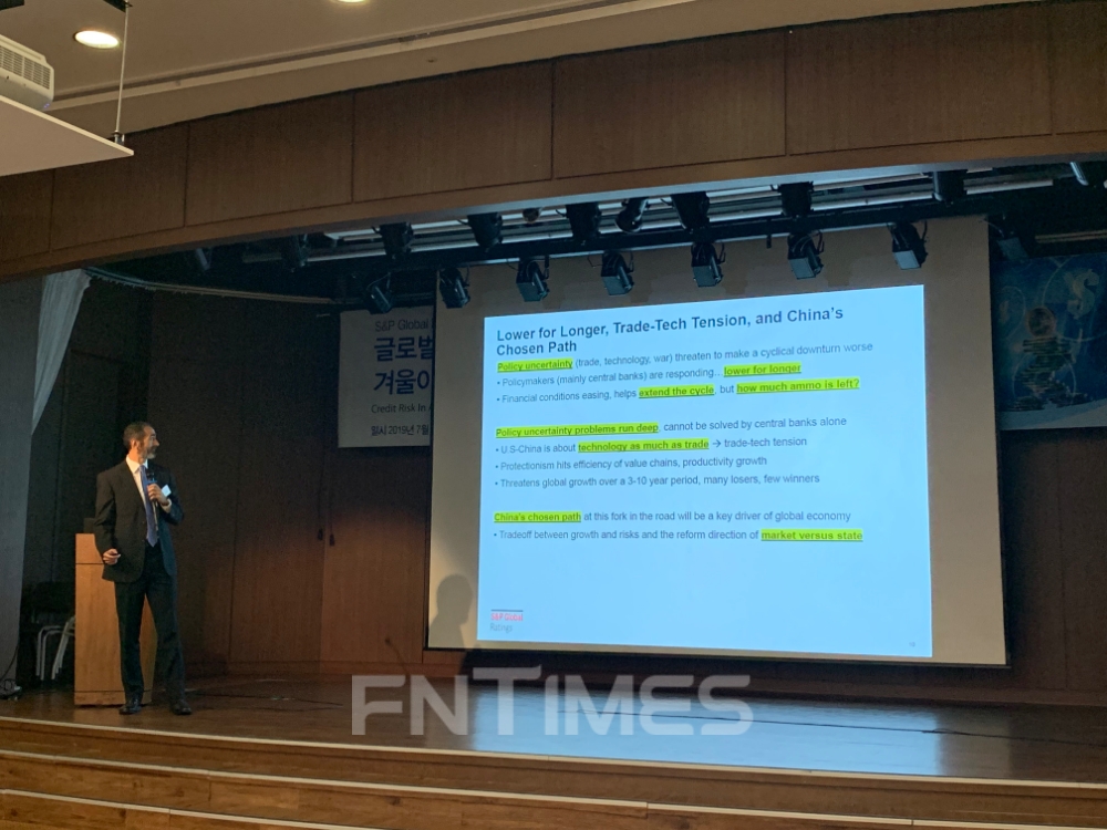 숀로치 S&P 아태지역 수석 이코노미스트가 11일 은행회관 2층에서 열린 '글로벌 경제의 대립구도 속 신용위험: 겨울이 오고 있는가?'에서 발표를 하고 있다./사진=전하경 기자