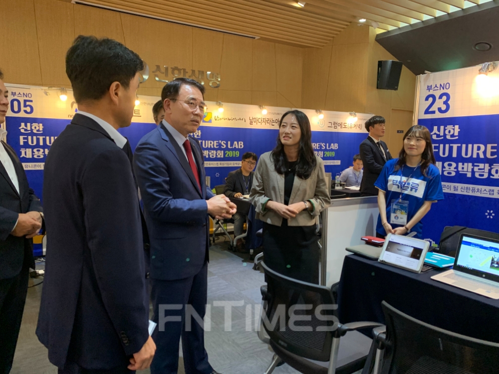 조용병 신한금융 회장이 12일 신한 퓨쳐스랩 채용박람회 빅밸류 부스를 방문해 이야기를 나누고 있다./사진=전하경 기자