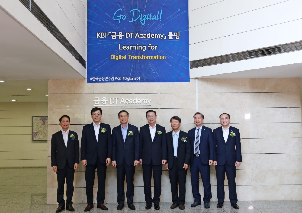 한국금융연수원은 15일 디지털 전문인력 양성을 전문적으로 전담할 '금융 DT Academy'를 출범하고 현판식을 개최했다. (왼쪽부터) 김행재 한국금융연수원 부원장, 최재영 국제금융센터 원장, 문재우 한국금융연수원장, 김태영 전국은행연합회 회장, 손상호 금융연구원 원장, 신현준 한국신용정보원 원장, 박성준 한국금융연수원 부원장. / 사진= 한국금융연수원