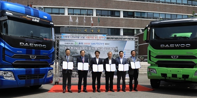 (왼쪽부터) 김방신 타타대우상용차 사장, 임종국 한국가스공사 경영관리 부사장 , 이재현 인천광역시 서구청장, 서주원 수도권매립지관리공사 사장, 신원식 한국천연가스수소차량협회 부회장, 양원돈 유진초저온 대표. (사진=타타대우)