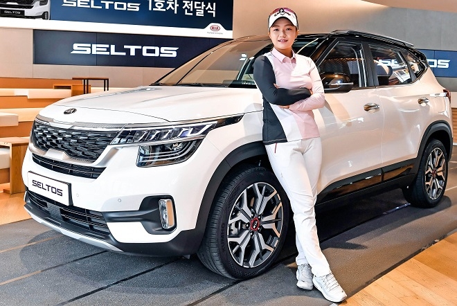 프로골퍼 안혜진씨가 셀토스 앞에서 기념촬영을 하고 있다. (사진=기아차)