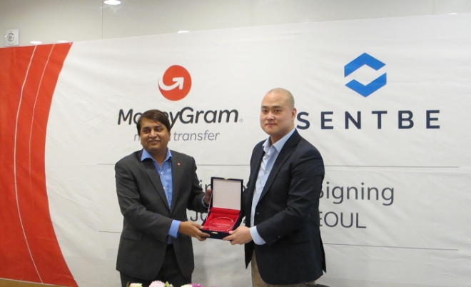 요게시 상글 머니그램 아시아 총괄(왼쪽)과 최성욱 센트비 대표가 계약 체결 후 기념촬영하고 있다. / 사진 = 센트비