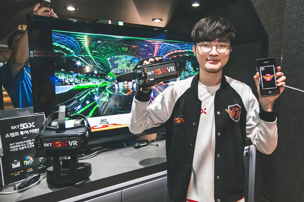△SK텔레콤 T1 선수단의 ‘페이커’ 이상혁 선수가 서울 종로에 위치한 ‘LoL 파크’에서 ‘LCK VR현장 생중계’와 Jump AR 서비스를 소개하는 모습/사진=SK텔레콤