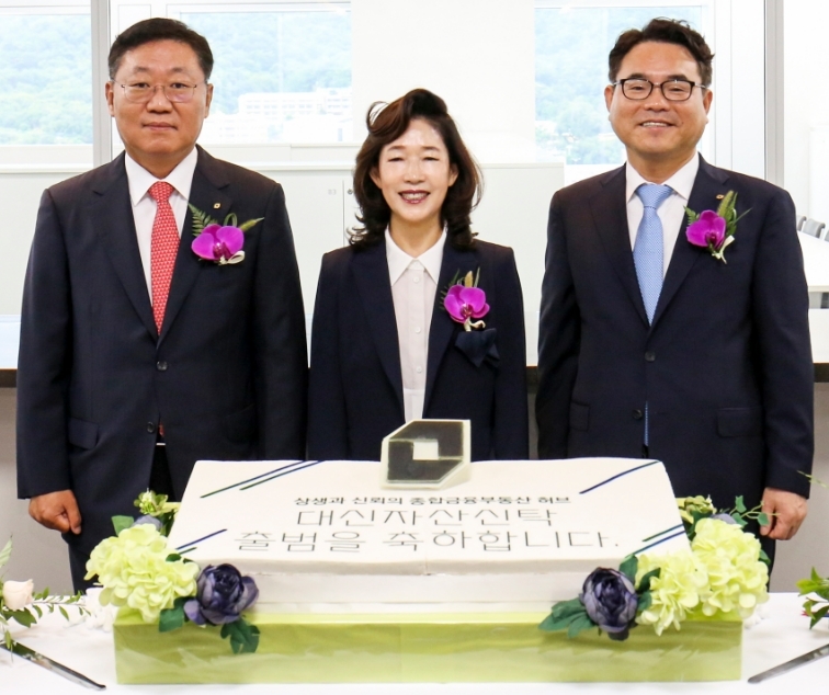 ▲이어룡 대신금융그룹 회장(가운데), 김철종 대신자산신탁 대표(오른쪽에서 첫 번째), 나재철 대신증권 대표(왼쪽에서 첫 번째)가 29일 서울 명동 대신금융그룹 본사 19층 대신자산신탁 사무실에서 열린 대신자산신탁 공식 출범식에서 기념촬영을 하고 있다./사진=대신증권