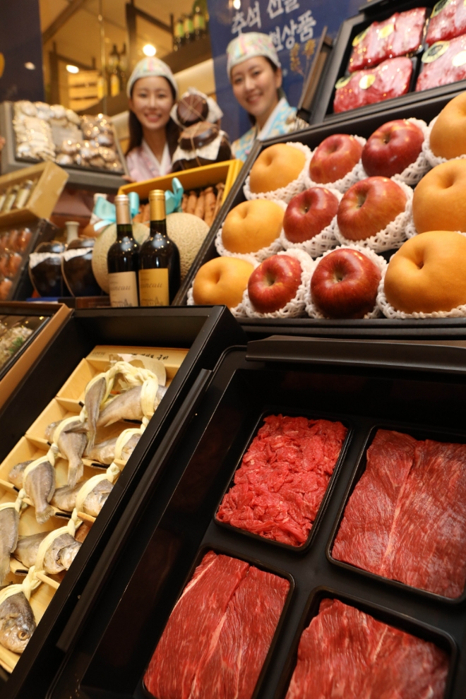 , 롯데백화점 소공동 본점에서 추석 선물세트를 소개하고 있다. /사진=롯데쇼핑.