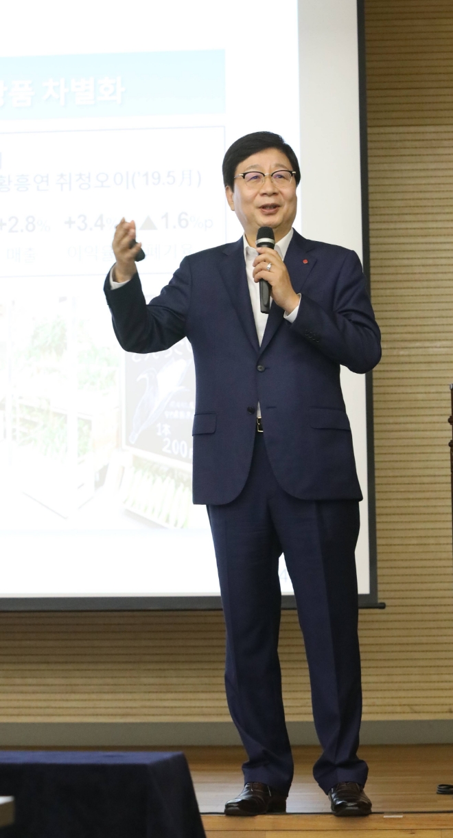 문영표 롯데마트 대표는 실적 부진 타파를 위해 PB상품 강화 등 고객 중심 전략을 펼치겠다고 선언했다. /사진=롯데마트.