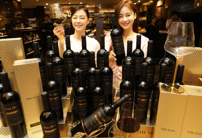 데백화점은 오늘(12일)부터 창립 40주년을 기념해 칠레의 유명 와이너리 ‘콘 차이토로’와 함께 기획한 ‘더 돈(The Don)’을 2400병 한정으로 판매한다. /사진=롯데백화점.