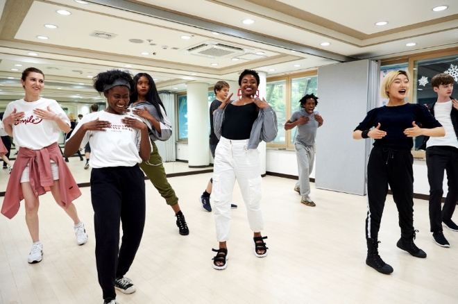 에어비앤비는 새로운 K팝과 K뷰티 트립을 런칭해 프로모션한다. /사진=에어비앤비.