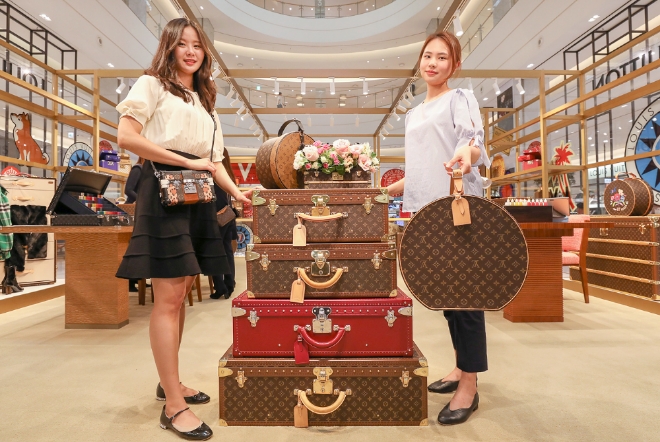 19일 오전 현대백화점 판교점 1층 열린광장에서 선보이는 루이 비통의 '하드사이드 러기지' 팝업 스토어에서 직원들이 다양한 '하드사이드 러기지' 컬렉션 제품을 선보이고 있다. /사진=현대백화점그룹.