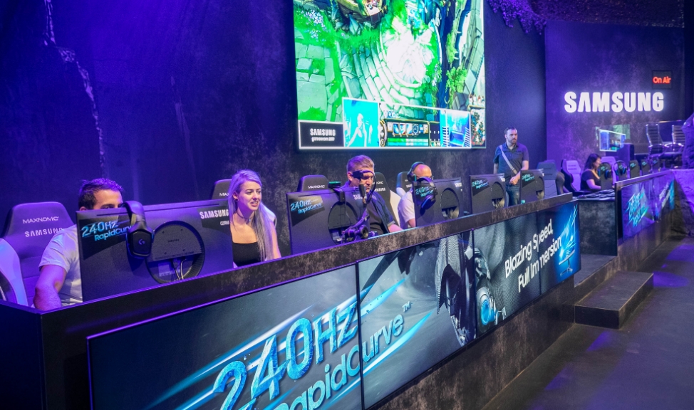 △삼성 토너먼트 게임 존에서 게이머들이 240Hz 고주사율의 'CRG5’ 27형을 체험하고 있다/사진=삼성전자