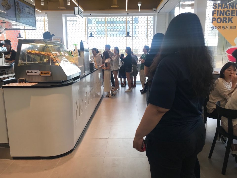 버거 수령 대기 중인 소비자들. 점심시간에는 평균 30분이 걸린다. /사진=구혜린 기자