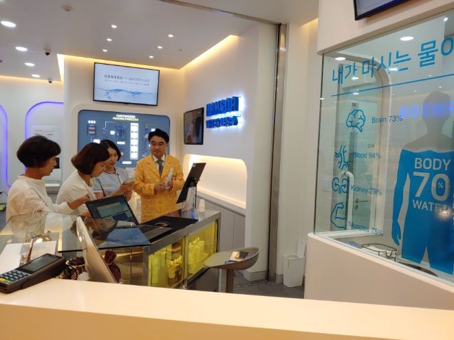 롯데백화점 인천터미널점은 지난 26일 개인별 맞춤 물을 제공하는 영업면적 165 m²(50평) 규모의 물 전문 매장 ‘워터랩(Water Lab)’ 을 지하 1층 식품관에 오픈했다. /사진=롯데쇼핑.