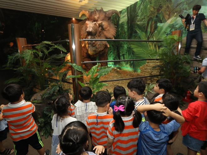 롯데몰 김포공항점이 지난 6월 28일부터 1년간 진행하는 ‘쥬라기 월드 특별전’ 의 누적 방문객이 10만명을 넘어섰다. /사진=롯데쇼핑.