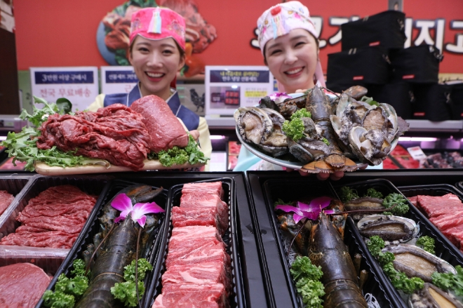 롯데마트는 올 추석을 맞이해 선물을 주는 사람과 받는 사람 모두의 취향과 선호를 반영할 수 있는 DIY(Do It Yourself) 선물세트 2종을 선보인다. /사진=롯데쇼핑.