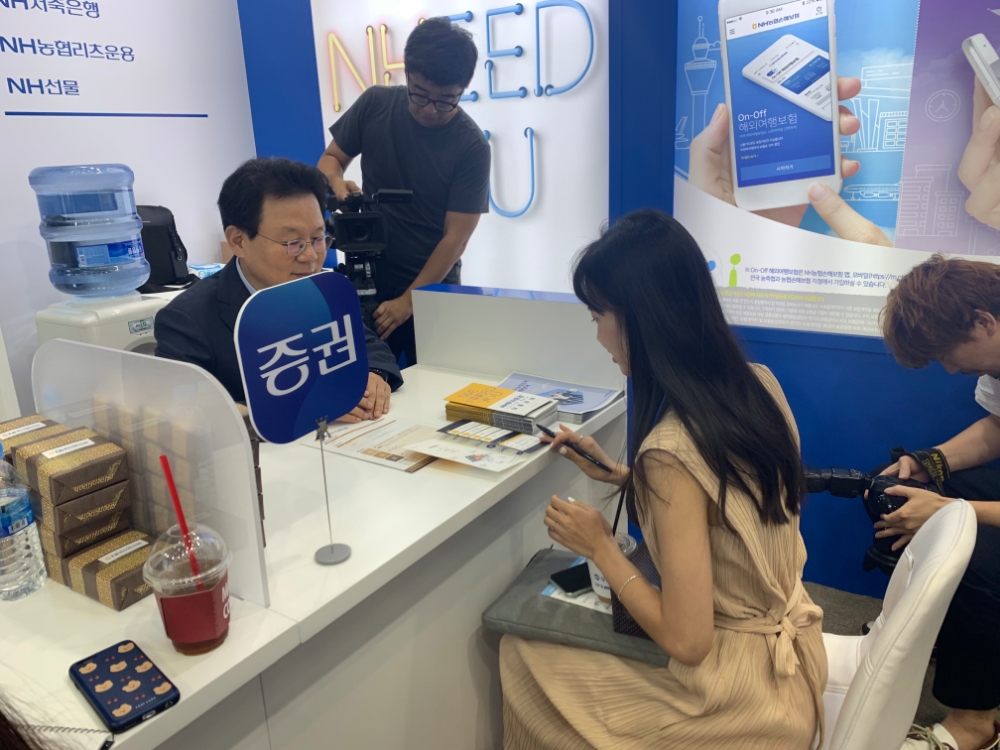 3일 이화여대 ECC 이삼봉홀 '글로벌 잡 페스타' NH농협금융 채용부스에서 김광수 회장이 취업준비생과 직접 이야기를 나누고 있다./사진=전하경 기자