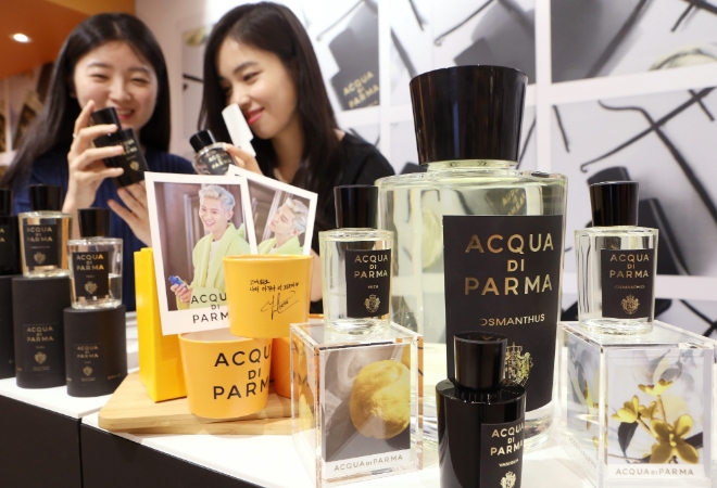 롯데백화점은 오는 10일까지 소공동 본점에서 이탈리아 니치 향수 브랜드 '아쿠아 디 파르마(Aqua di Parma)'의 팝업스토어를 열어 이번 시즌 신상품인 시그니처 라인의 오 드 퍼퓸 향수 3종을 판매한다. /사진=롯데쇼핑.