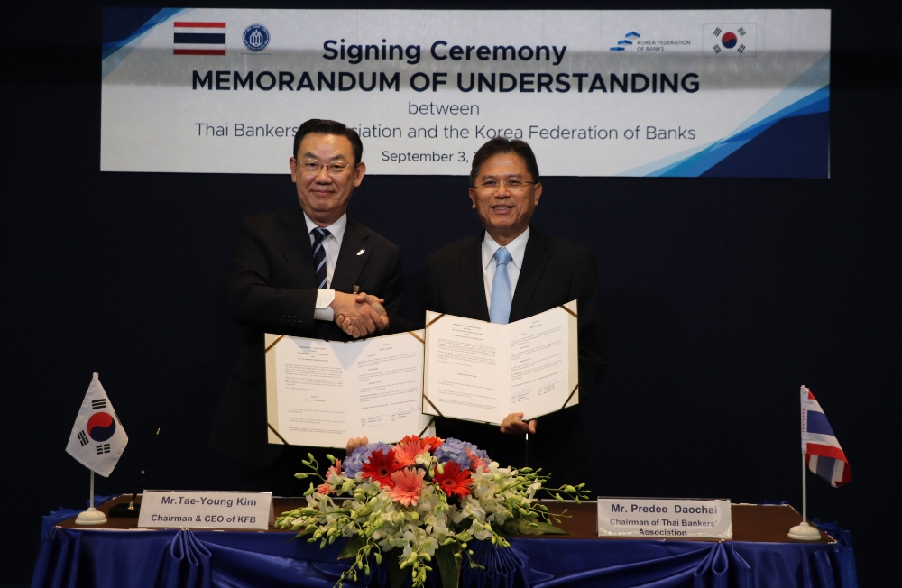 은행연합회 김태영 회장은 ‘태국·미얀마 경제사절단’의 일원으로 태국 방콕을 방문해 3일 태국은행협회 쁘레디 다오차이 회장과 양국간 은행산업 교류·협력 증진을 위한 MOU를 체결하였다. 은행연합회 김태영 회장(왼쪽)과 태국은행협회 쁘레디 다오차이 회장(오른쪽)이 MOU 체결 후 기념촬영을 하고 있다. / 사진= 은행연합회
