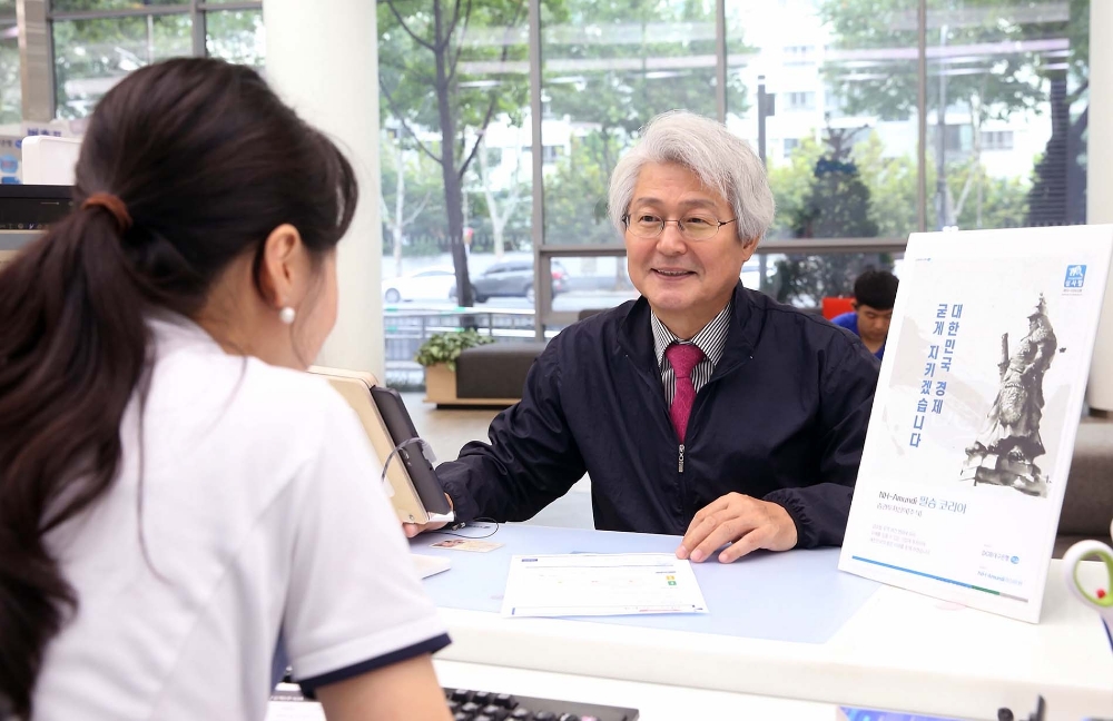 김태오 대구은행장이 대구은행 지점에서 필승코리아 펀드에 가입하고 있다./사진=대구은행