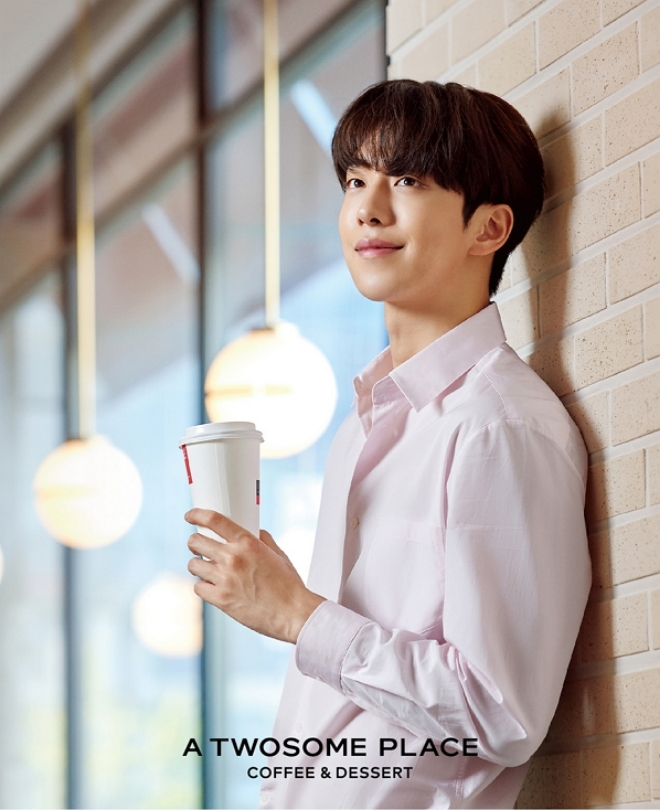 투썸플레이스가 커피 프랜차이즈 업계 최초로 진행해오고 있는 '원두 이원화 서비스' 효과를 톡톡히 보고 있다. /사진=투썸플레이스.