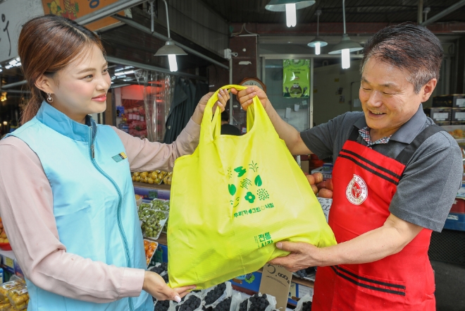 현대백화점은 전국 10개 점포 주변 전통시장에 자체 제작한 ‘우리가 그린 내일’ 장바구니 총 1만2500개를 전달했다. /사진=현대백화점그룹.