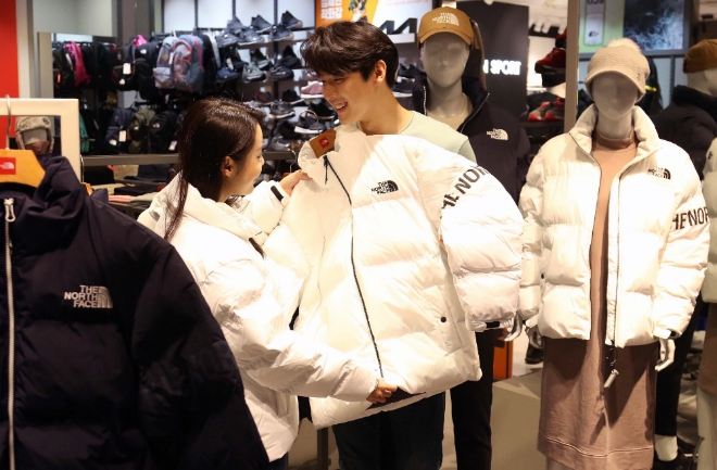 신세계백화점은 지난 4일부터 글로벌 아웃도어 브랜드 노스페이스와 손잡고 올 겨울 메가 트렌드 아이템인 숏패딩 단독 상품을 선보이고 있다. /사진=신세계백화점.