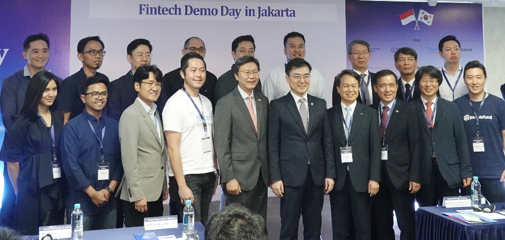 손병두 금융위 부위원장은 9일 인도네시아 자카르타 '코하이브(Cohive) 101'에서 열린 '핀테크 데모데이 in 자카르타'에 참석했다. 손병두 부위원장(앞줄 왼쪽에서 여섯째)을 비롯한 참석자들이 기념사진을 찍고 있다. (앞줄 넷째부터) 니키 산토 루허(Niki Sa2866nto Luhur) 인도네시아 핀테크산업협회장, 김창범 주 인도네시아 한국대사, 손병두 금융위 부위원장, 진옥동 신한은행장, 위성백 예금보험공사사장, 정유신 한국핀테크지원센터 이사장 / 사진= 금융위원회