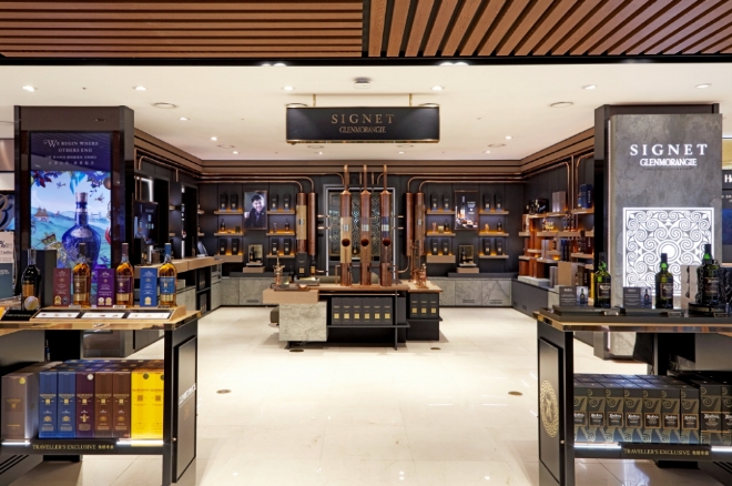 신세계면세점은 지난 3일 세계 면세업계 최초로 프리미엄 싱글 몰트 스카치 위스키 ‘글렌모렌지 시그넷(Signet)’ 부띠끄를 인천공항점 제1여객터미널 탑승동에 오픈했다. /사진=신세계면세점.