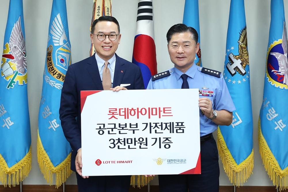 롯데하이마트(대표 이동우)가 17일 충남 계룡시 공군본부에서 공군 장병들의 생활 환경 개선을 위한 가전제품을 전달했다. 이날 기증식은 이동우 롯데하이마트 대표(사진 왼쪽)와 원인철 공군참모총장(사진 오른쪽)이 참석한 가운데 진행됐다. /사진제공=롯데하이마트