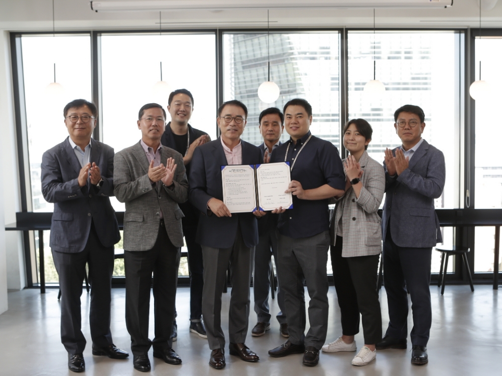 신한금융그룹은 19일 오전 서울 중구에 위치한 패스트파이브 을지로점에서 패스트파이브와 공유오피스 사업에 관한 업무협약(MOU)을 체결하고 부동산, 금융 등 관련 협업을 추진하기로 했다. 이날 행사에서 참석자들이 기념 촬영을 하고 있다. (사진 앞줄 왼쪽부터 신한리츠운용 남궁훈 사장, 신한카드 임영진 사장, 신한금융그룹 조용병 회장, 패스트파이브 김대일 대표, 패스트파이브 고혜경 이사, GIB사업부문 정운진 부문장. 사진 뒷줄 왼쪽부터 패스트파이브 김서윤 이사, 신한금융지주회사 박우혁 부사장) / 사진= 신한금융지주