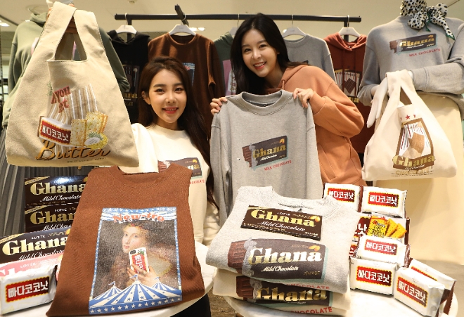 롯데백화점은 ‘뉴트로’ 트렌드에 맞춰 롯데제과와 손 잡고 기획한 ‘롯데백화점X 롯데제과 뉴트로 상품 3종’(후드, 맨투맨/15만 9000원, 캔버스백/7만 9000원)을 오는 27일부터 소공동 본점, 잠실점 등 15개 점포에서 800장 한정으로 판매한다. /사진=롯데쇼핑.