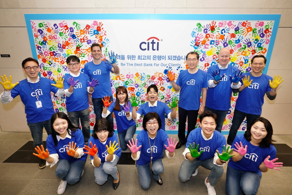 7일 오전 박진회 한국씨티은행장(뒷줄 오른쪽에서 세번째)과 발렌틴 발데라바노(Valentin Valderrabano) 소비자금융그룹장(뒷줄 왼쪽에서 세번째)이 임직원들과 함께 한국씨티은행 소비자금융그룹의 영등포 문래동 소재 영시티 신사옥 이전을 기념하여 '고객을 위한 최고의 은행'이 되겠다는 각오를 다짐하며 핸드프린팅 행사를 하고 있다./사진=한국씨티은행