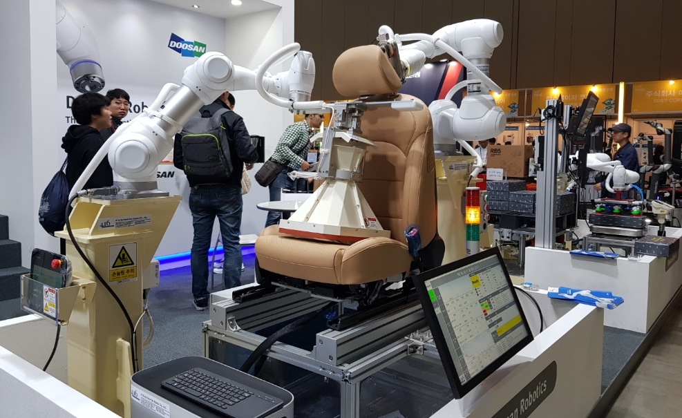 △두산로보틱스 부스 속 자동차 통풍 및 헤드레스트 검사 시연 모습/사진=오승혁 기자