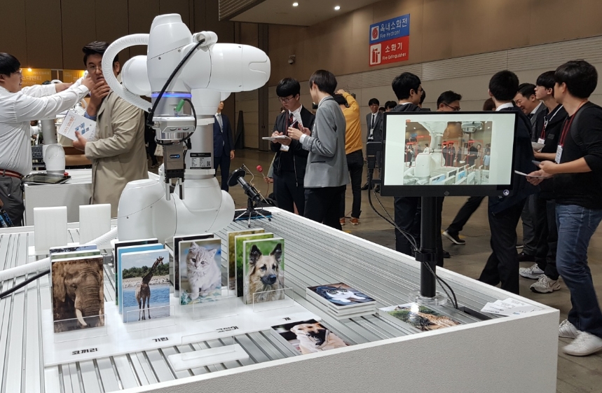 △두산로보틱스 로봇 중 영상처리와 음성인식 AI를 적용한 협동 로봇의 모습/사진=오승혁 기자