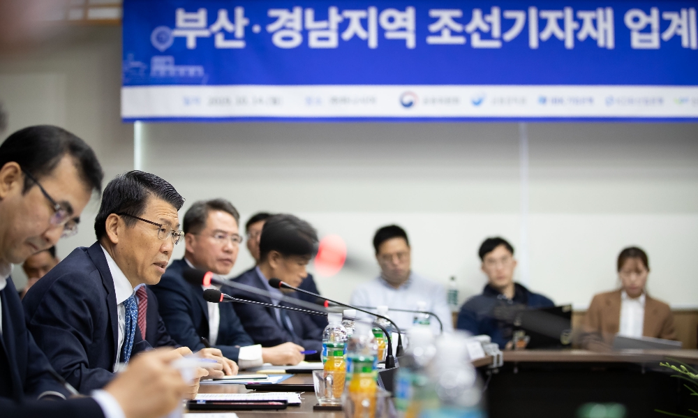 은성수 금융위원장은 14일 부산 친환경설비 조선기자재업체 (주)파나시아를 방문해 부산·경남지역 조선기자재 업계 현장간담회를 진행했다. 은성수 위원장이 모두 발언을 하고 있다. / 사진= 금융위원회