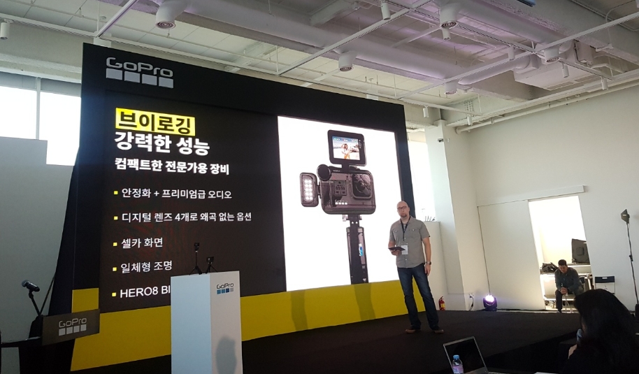 △닉 길모어 고프로 디렉터가 고프로의 브이로깅 최적화에 대해 설명하는 모습/사진=오승혁 기자