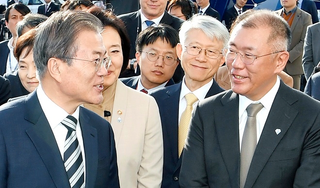 문재인 대통령(왼쪽)과 정의선 현대차그룹 부회장. (사진=현대차그룹)