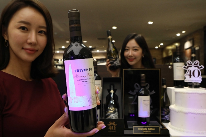 롯데백화점은 창립 40주년을 기념해 ‘샤롯데에디션 레드(트리벤토 골든 리저브 하모니 에디션)’과 ‘샤롯데에디션 화이트(배비치 블랙 샬롯 에디션)’을 각 2000병 한정으로 출시한다. /사진=롯데쇼핑.