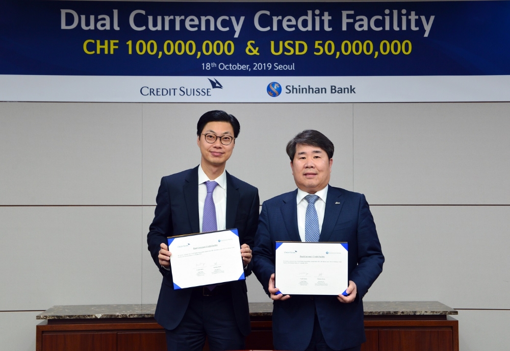 18일 서울 중구 세종대로 소재 신한은행 본점에서 진행된 커미티드라인 약정식에서 신한은행 안효열 상무(오른쪽)와 크레디트 스위스 루이스 웡 아시아태평양지역 파이낸싱그룹 공동대표(왼쪽)가 기념촬영 하는 모습 / 사진= 신한은행