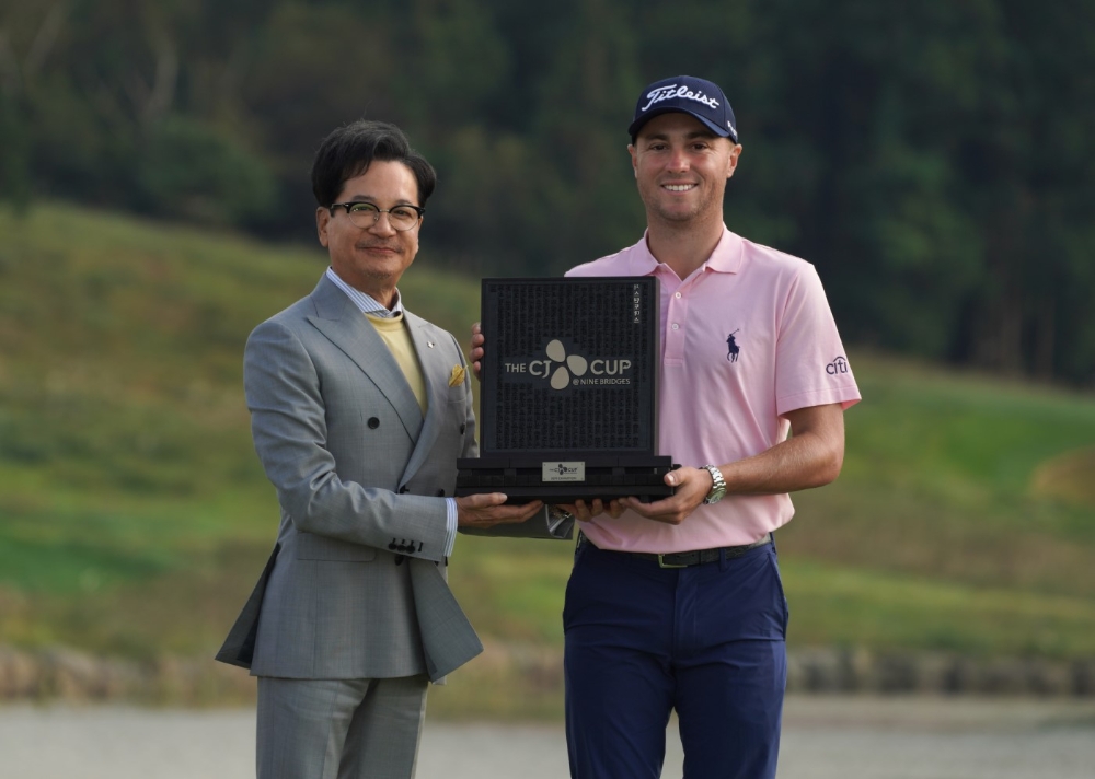 2019년 더 CJ컵 우승자 저스틴 토마스와 기념 촬영하는 CJ그룹 이재현 회장. /사진제공=CJ