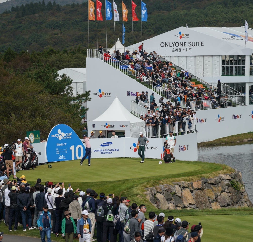 저스틴 토마스의 티샷을 구경하는 관중들. /사진제공=CJ
