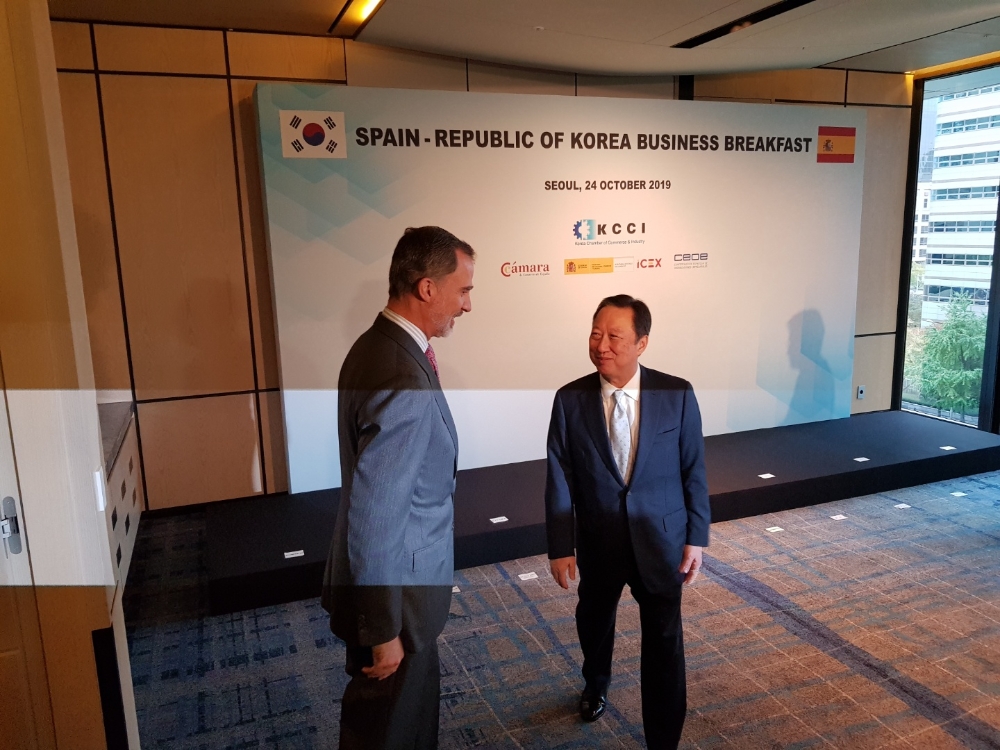 △박용만 대한상의 회장(오른쪽)이 펠리페 6세 스페인 국왕(왼쪽)을 맞이하고 있다/사진=오승혁 기자