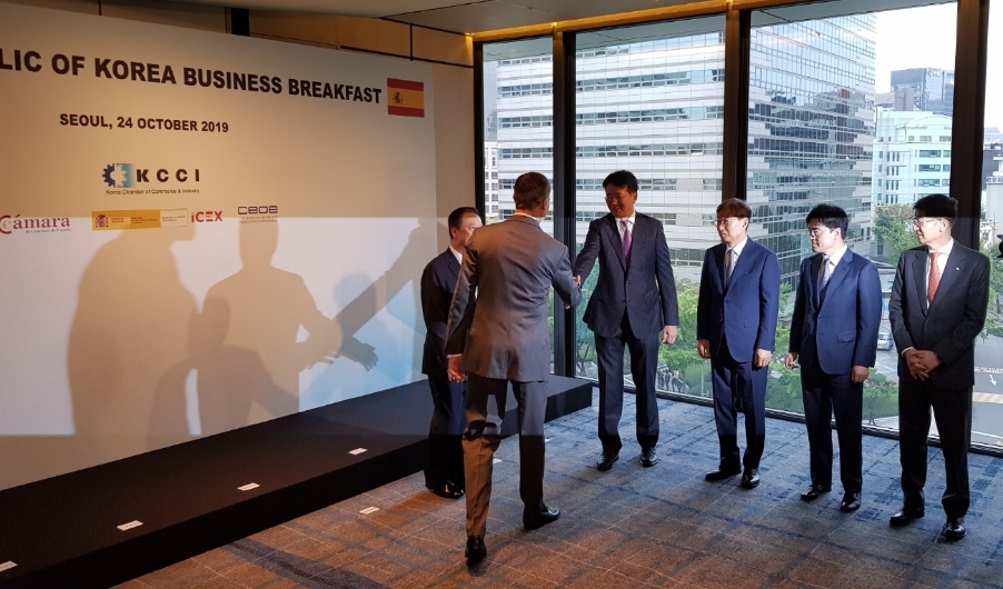 △펠리페 6세 스페인 국왕이 조원태 한진그룹 회장과 악수하고 있다/사진=오승혁 기자