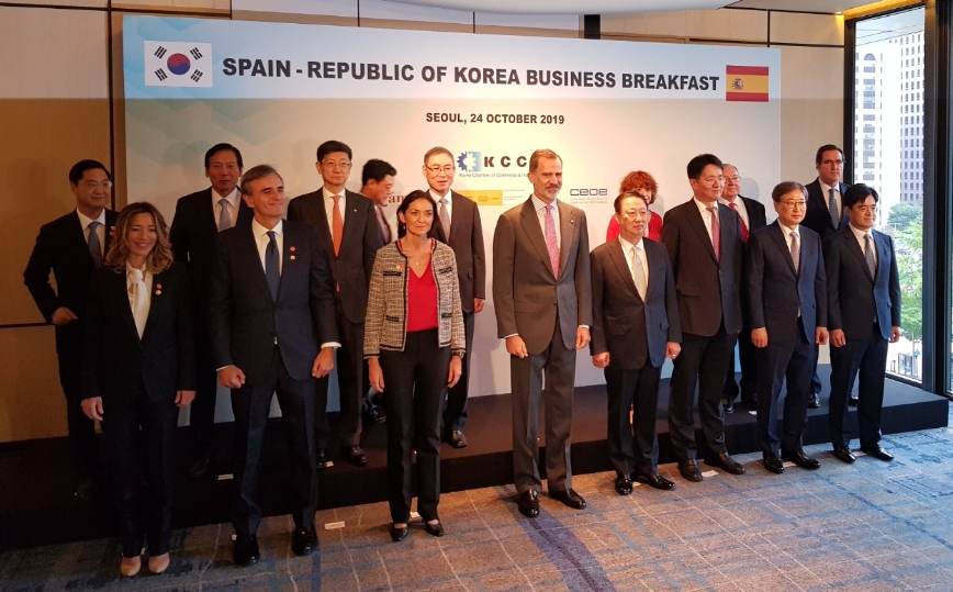 △펠리페 6세 스페인 국왕과 박용만 회장, 조원태 회장, 윤부근 삼성전자 부회장, 공영운 현대자동차 사장 등이 기념촬영하고 있다/사진=오승혁 기자